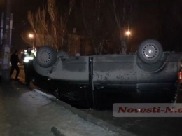 Пьяный водитель в Николаеве ухитрился перевернуть микроавтобус: появились фото и видео