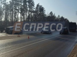 В Киеве грузовик MAN подмял на трассе Lada Kalina
