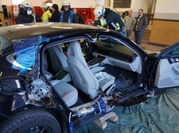 Пожарные нарочно порезали на кусочки Porsche Panamera