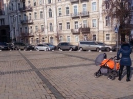 На Софийской площади коммунальщики хитростью установили полусферы (ФОТО)