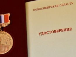 Новосибирский губернатор вручил ветеранам бракованные медали с флагом Италии