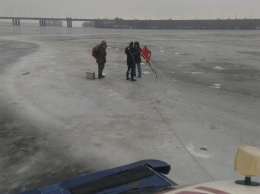 "Мы с тобой на льдине.." Спасатели доставили на берег любителей зимней рыбалки