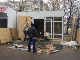 Администрация одного из рынков Николаева самовольно установила торговые будки на улице 6-й Слободской (ФОТО)