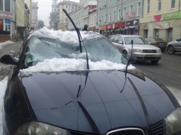 В Харькове глыба льда проломила крышу авто, травмировав женщину за рулем