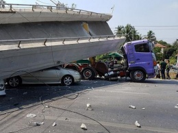 В Таиланде экскаватор уронил пешеходный переход на авто