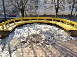 У одесского театра соорудили ледяной "монумент" бесхозяйственности (ФОТО)