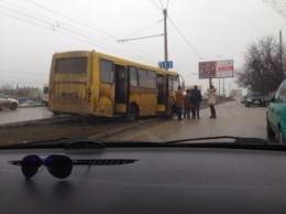 В Симферополе маршрутка объезжала пробку и увязла в грязи (ФОТО)