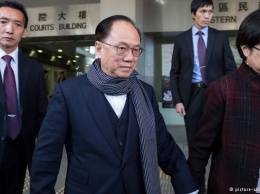 Экс-главу администрации Гонконга посадят в тюрьму за коррупцию