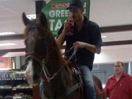 «Лошадью ходи!»: в Южной Африке клиент въехал в супермаркет верхом
