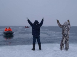 Лед тронулся: в Днепре рыбаки уплыли на льдине