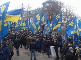 В Киеве в митинге "Национального корпуса", "Свободы" и "Правого сектора" берут участие больше 10 тыс. человек