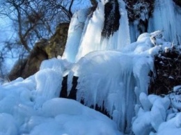 В Карпатах замерз самый высокий равнинный водопад (Видео)