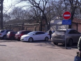 В Одессе бараны заблокировали въезд в больницу и огрызаются (ФОТО)