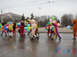 Скудное зрелище. Пустынными улицами Луганска прошли клоуны. Появились фото