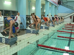 В Запорожье соревнуются сильнейшие пловцы региона