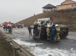 ВИДЕО: в Крыму опрокинулся и сгорел бензовоз, водитель погиб