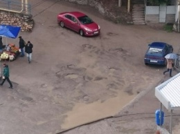 ВИДЕО: в Ялте рабочие кладут асфальт в лужи во время дождя