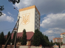 Фасад ровенской многоэтажки на улице Бандеры украсили десятиметровым гербом Украины