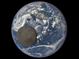 Обратная стороны Луны на фоне Земли