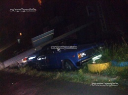 В Киеве на улице Кривоноса столб упал на припаркованный ВАЗ. ФОТО
