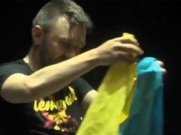 Сергей Шнуров вернул флаг Украины, подаренный ему на концерте