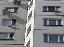 В Новосибирске обнаженная девушка выпала с окна