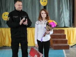 Славянские полицейские поблагодарили школьницу, которая помогла им найти ребенка