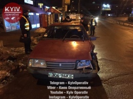 Пьяный подполковник уничтожил авто об отбойник в Киеве