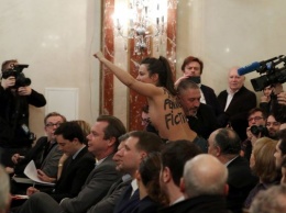 Femen напали на Ле Пен, не признав за "свою"