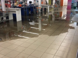 В Запорожской области затопило первый этаж торгового центра (фото, видео)