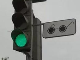 Светофор в районе ЦРБ Покровска оборудовали звуковым сигналом