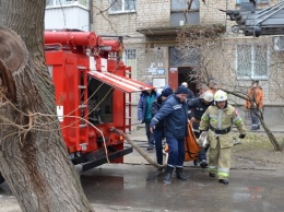 Пожарник поймал летящую с балкона погорелицу