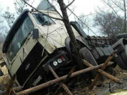 Возле Мариупольского блокпоста перевернулся грузовик: есть пострадавшие