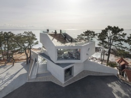 Оригинальная геометрия и ничего лишнего: огромное кафе на корейском побережье