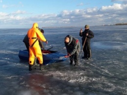Как спасали рыбака со льда на Днепре (фоторепортаж)