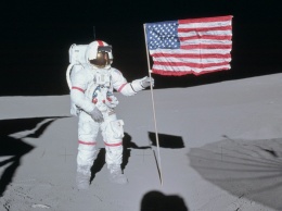 Астрономы рассказали о судьбе водруженных на Луне американских флагов