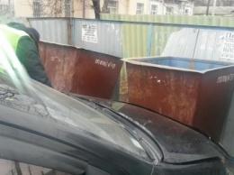 В Мариуполе Шевроле влетел в мусорные баки (Фотофакт)