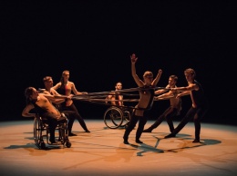 Танцуют все: в Киеве выступит инклюзивный театр Candoco Dance Company