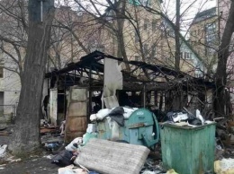 Жуткая смерть в Киеве: посреди улицы заживо сгорели бомжи (фото)