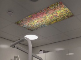 Стоматолог поместил на потолок картину-головоломку