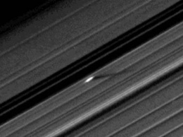 Зонд «Кассини» сфотографировал загадочные структуры в кольцах Сатурна