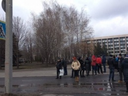 В Кривом Роге митингующие перекрыли центральные улицы (ФОТО)