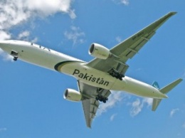 Пакистанскую авиакомпанию обвинили в перевозке пассажиров стоя