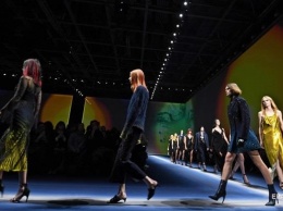 Шаровары и прозрачные юбки от Armani и Versace