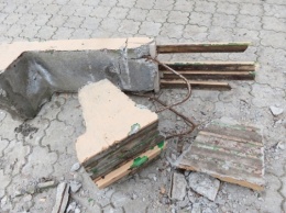 В Скадовске вандалы умудрились сломать бетонные лавочки