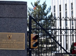 Американский сенатор предлагает назвать улицу перед посольством РФ именем Немцова