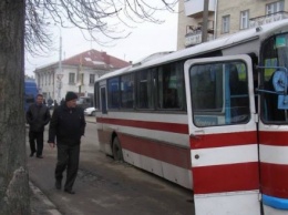 Автобус с детьми провалился под асфальт в Ровно