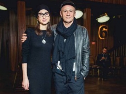 Актер Олег Меньшиков вышел на публику с молодой женой