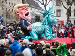 На карнавале в Германии показали Трампа-насильника и Меркель-мамонта