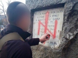 Нашлись вандалы, которые изуродовали памятный знак Жукова в Одессе (фото)